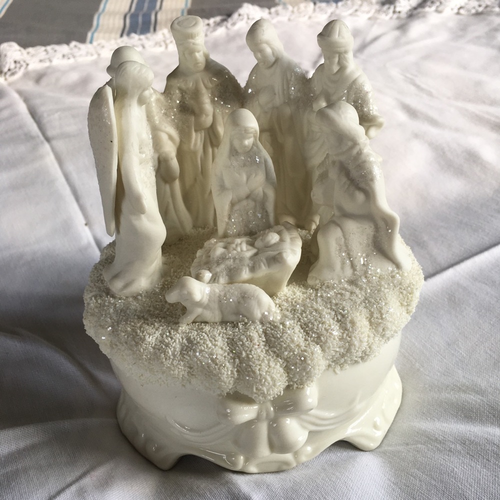 Christmas Nativity Music Box - Picture 3 of 5